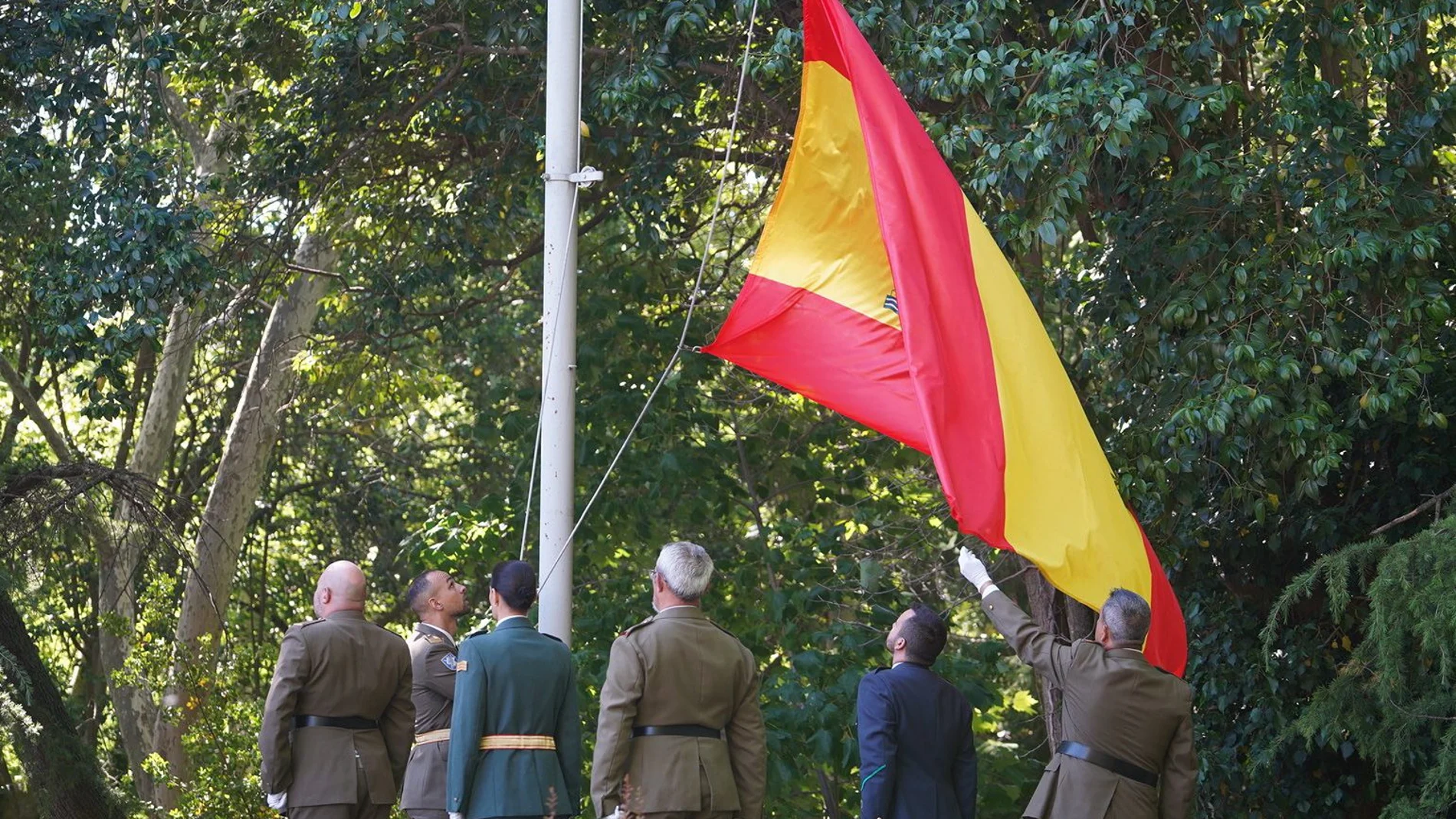 Izado de la bandera de España en Valladolid