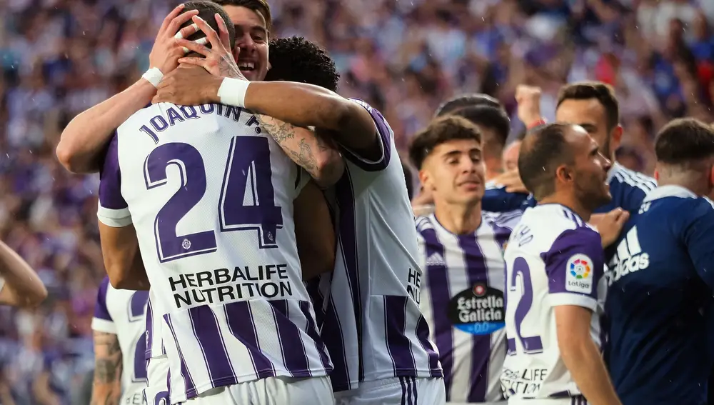 VALLADOLID, 29/05/2022. Los jugadores del Valladolid celebran uno de los goles conseguidos por el equipo pucelano durante el encuentro correspondiente a la última jornada de segunda división que disputan hoy domingo frente al Huesca en el estadio José Zorrilla, en Valladolid. EFE / R. García.