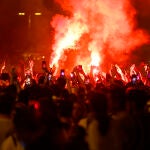 Aficionados del Real Madrid celebran en la plaza de Cibeles la victoria de su equipo en la final de la Liga de Campeones frente al Liverpool, disputada en París. EFE/Sergio Pérez