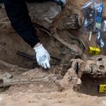 Trabajos de exhumación en la fosa del cementerio civil de Guadalajara, la pasada primavera