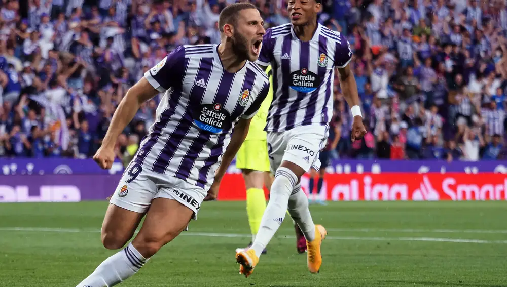 VALLADOLID, 29/05/2022. El delantero israelí del Valladolid, Weismann, celebra el primer gol del equipo pucelano durante el encuentro correspondiente a la última jornada de segunda división que disputan hoy domingo frente al Huesca en el estadio José Zorrilla, en Valladolid. EFE / R. García.