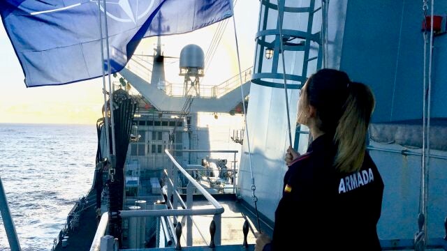 Izado de la bandera de la OTAN en un buque de la Armada