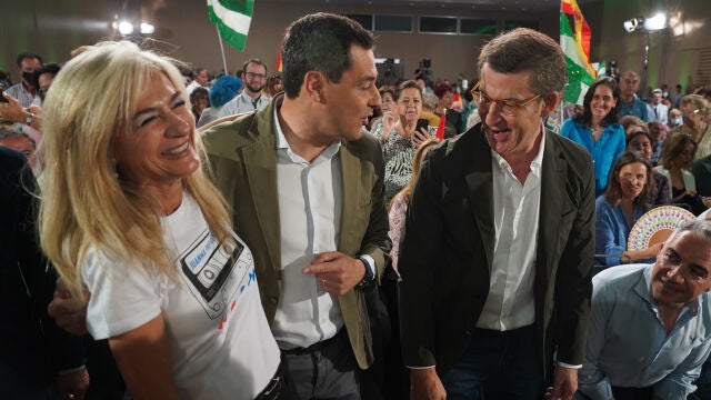 Patricia del Pozol con uno de los diseños de las camisetas para descargar en la web junto a Moreno y Feijóo, en presencia de Bendodo 29 MAYO 2022 Eduardo Briones / Europa Press 29/05/2022