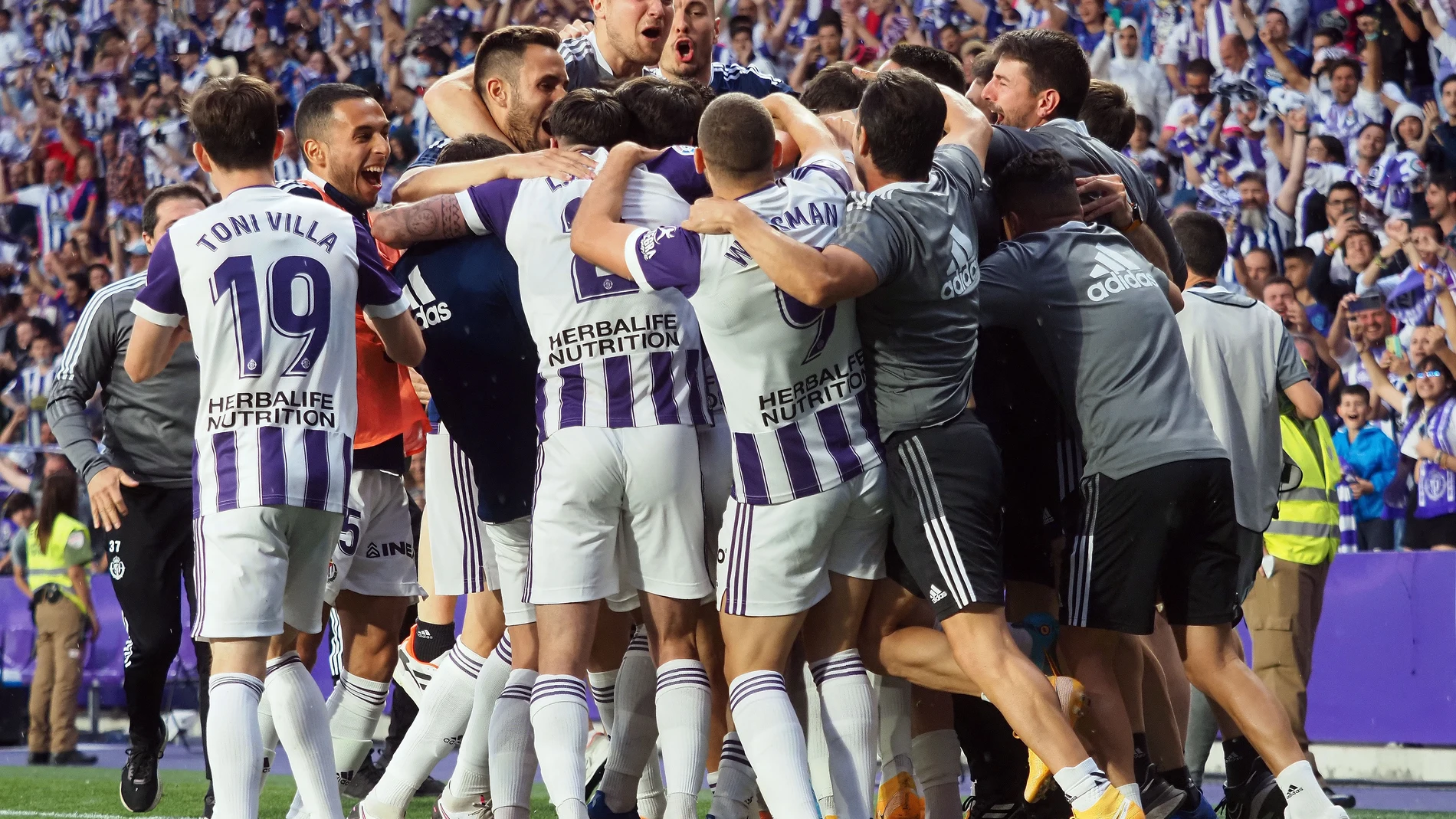 VALLADOLID, 29/05/2022. Los jugadores del Valladolid celebran uno de los goles conseguidos por el equipo pucelano durante el encuentro correspondiente a la última jornada de segunda división que disputan hoy domingo frente al Huesca en el estadio José Zorrilla, en Valladolid. EFE / R. García.
