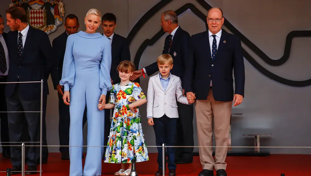 Charlene y Alberto de Mónaco junto a sus hijos