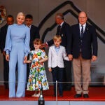 Charlene y Alberto de Mónaco junto a sus hijos