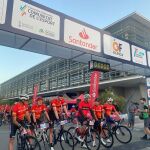 Imagen de Miguel Indurain entrando a meta durante el Gran Fondo de Valencia