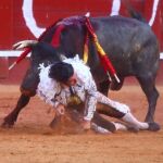 El diestro Morante de la Puebla sufre una cogida en Aranjuez.
