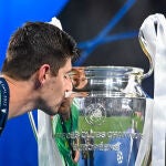 Thibaut Courtois besa la Orejona en París