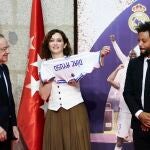 La presidenta de la Comunidad de Madrid, Isabel Díaz Ayuso, junto al presidente del Real Madrid, Florentino Pérez
