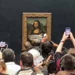 Retrato de la Mona Lisa o Gioconda en el Museo del Louvre de París tras ser atacado con un pastel