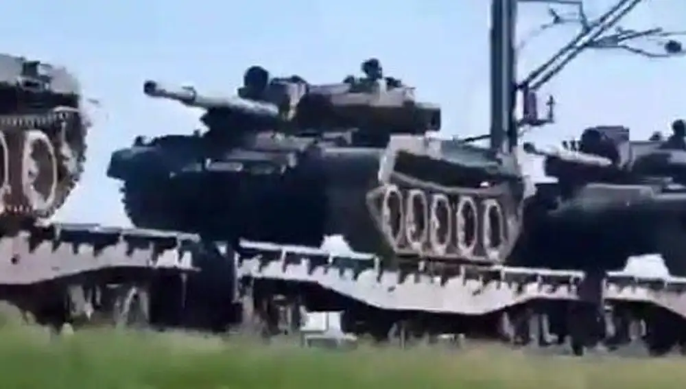Captura de redes sociales de un tanque soviético T-62 en un tren de carga en Ucrania