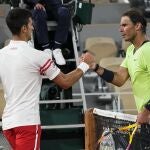 Djokovic y Nadal se saludan después de la última semifinal de Roland Garros