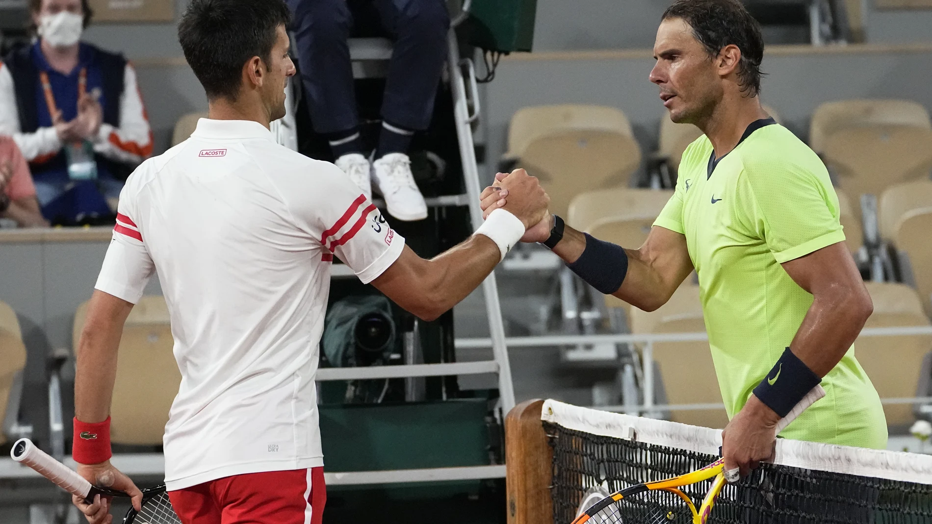 Djokovic y Nadal se saludan después de la última semifinal de Roland Garros