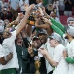 Los jugadores de Boton Celtics levantan el trofeo de campeón de la Conferencia Este.