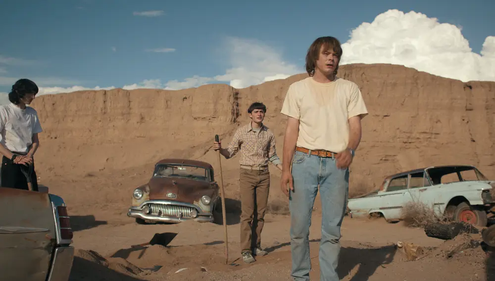 Finn Wolfhard es Mike Wheeler, Noah Schnapp es Will Byers y Charlie Heaton es Jonathan Byers