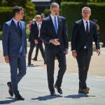 El secretario general de la OTAN, Jens Stoltenberg, el rey Felipe VI y el presidente del Gobierno, Pedro Sánchez a su llegada a Palacio Real durante el acto de conmemoración por el 40 aniversario del ingreso de España en la OTAN.