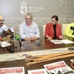La diputada de Deportes, Susana Folla, presenta junto al presidente de la Federación de Lucha Leonesa, Ángel Rivero, la expedición que estará en el 103 Festival Cantonal de Lucha Suiza que se celebra en Neuchatel (Suiza)