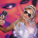 Paris Hilton de DJ en una fiesta