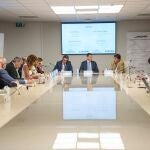 Juan Abarca, Juan Carlos Gil Rubio y Sergio Alonso, durante el debate sobre la comunicación de la pandemia celebrado en la sede del Consejo General de Colegios Farmacéuticos