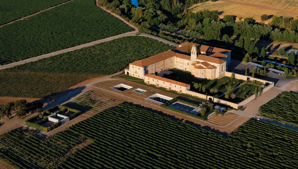 Bodega de Abadía Retuerta y viñedos