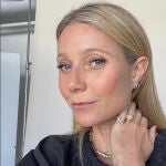 Gwyneth Paltrow presumiendo de canas y de melena sana y con color.