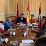 El consejero Antonio Luengo y la secretario de Estado de Pesca, Alicia Villauriz, presidieron la reunión celebrada con pescadores y acuicultores.