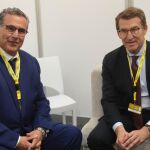 El primer ministro marroqu&iacute;, Aziz Ajanuch, y el l&iacute;der del PP, Alberto N&uacute;&ntilde;ez Feij&oacute;o en su reuni&oacute;n bilateral en el congreso del PPE en Rotterdam