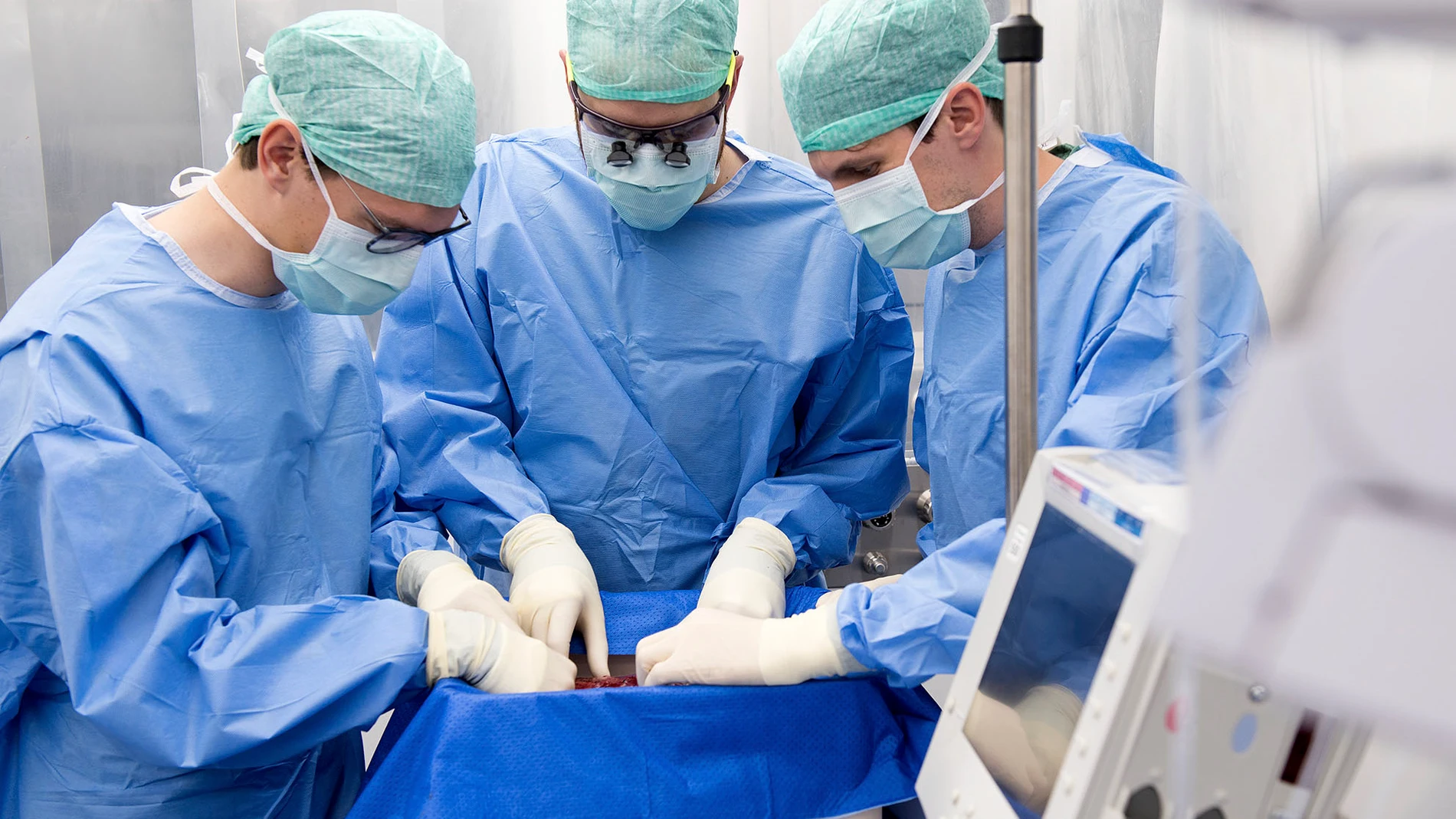 Un equipo sanitario realiza un trasplante