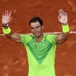 Rafa Nadal saluda al público después de ganar a Novak Djokovic en Roland Garros.