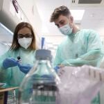 Varios técnicos de laboratorio trabaja con pruebas PCR en el Laboratorio de Microbiología del Hospital público Gregorio Marañón, a 31 de mayo de 2022, en Madrid (España)