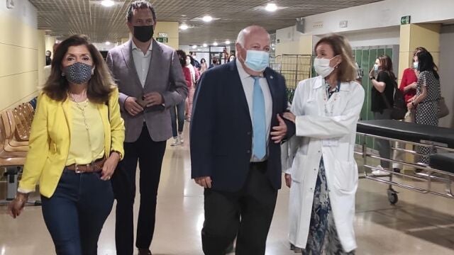 El consejero de Salud y Familias, Jesús Aguirre, en el hospital Reina Sofía de Córdoba