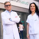El doctor Gonzalo Pin y Paloma de Miguel, del Quirónsalud Valencia