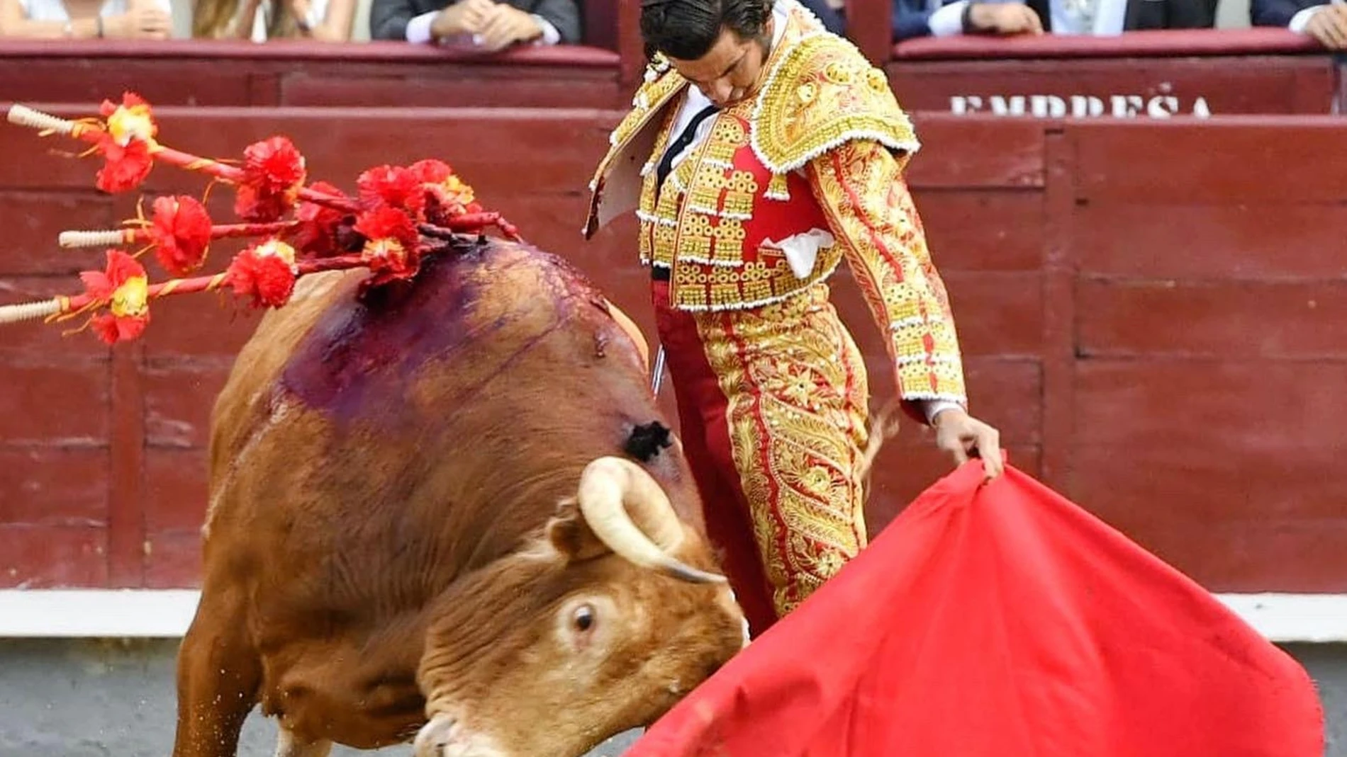 El diestro Morante de la Puebla durante la corrida de la Beneficencia de la feria de San Isidro, en la madrileña plaza de toros de Las Ventas.