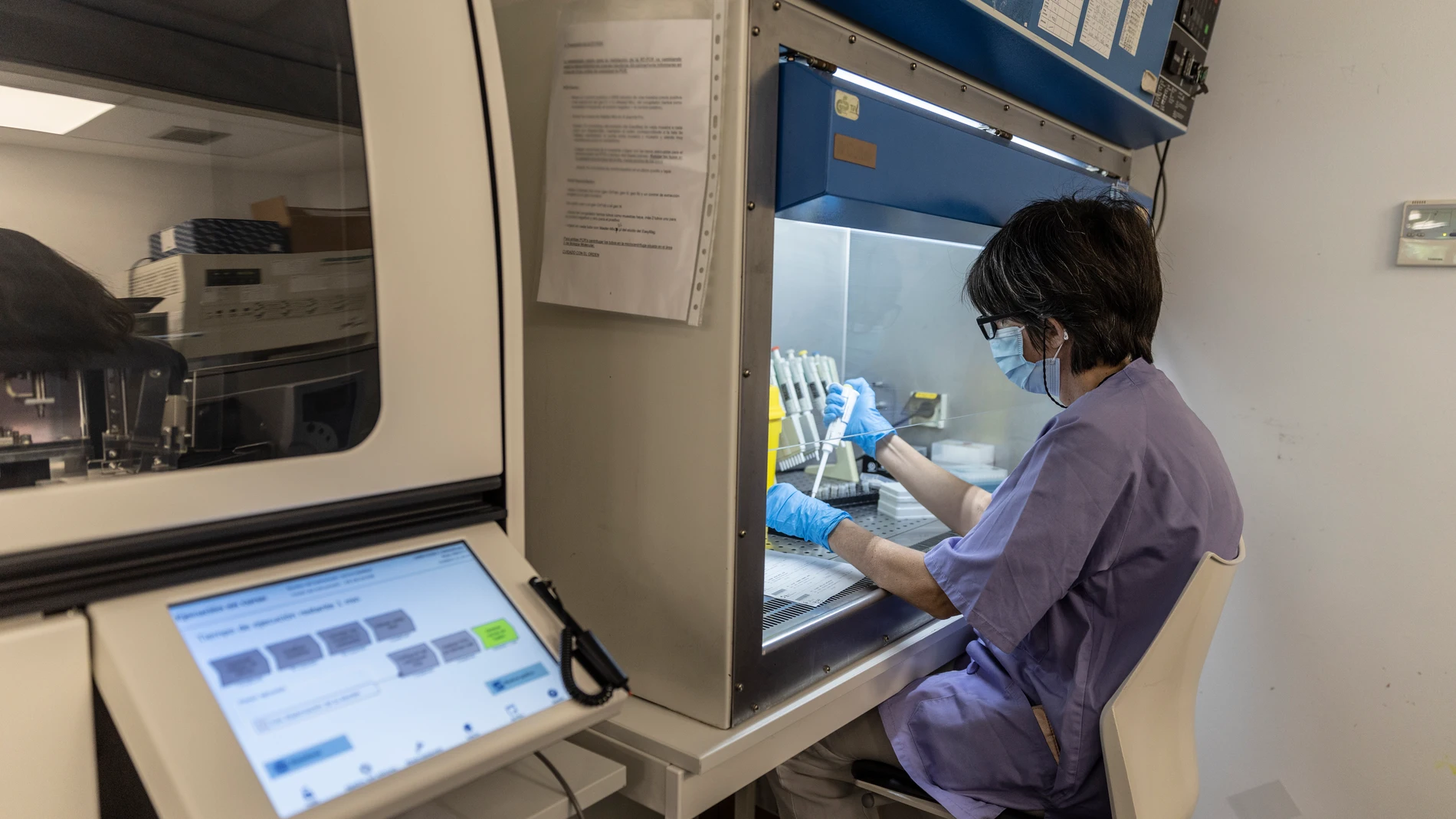 Una técnica del laboratorio analiza una muestra
