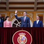 -FOTODELDÍA- MADRID, 01/06/2022.- El rey Felipe VI (c), acompañado por la presidenta de la Comunidad de Madrid, Isabel Díaz Ayuso (i), y el presidente de la Unión de Criadores de Toros de Lidia (UCTL), Antonio Bañuelos (d), preside la corrida de la Beneficencia de la feria de San Isidro, este miércoles en la madrileña plaza de toros de Las Ventas. EFE/ Rodrigo Jiménez