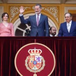 El rey Felipe VI (c), acompañado por la presidenta de la Comunidad de Madrid, Isabel Díaz Ayuso (i), y el presidente de la Unión de Criadores de Toros de Lidia (UCTL), Antonio Bañuelos (d), preside la corrida de la Beneficencia de la feria de San Isidro, este miércoles en la madrileña plaza de toros de Las Ventas.