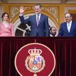 El rey Felipe VI (c), acompañado por la presidenta de la Comunidad de Madrid, Isabel Díaz Ayuso (i), y el presidente de la Unión de Criadores de Toros de Lidia (UCTL), Antonio Bañuelos (d), preside la corrida de la Beneficencia de la feria de San Isidro, este miércoles en la madrileña plaza de toros de Las Ventas.
