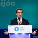 l presidente del Partido Popular, Alberto Núñez Feijóo, durante su intervención en el congreso del Partido Popular Europeo que se celebra en Róterdam