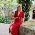 Carmen Lomana con vestido rojo cut out.