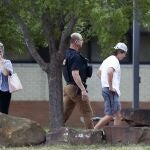 Una mujer llora mientras habla por teléfono en el exterior del Memorial High School, donde la gente fue evacuada de la escena de un tiroteo en el Natalie Medical Building