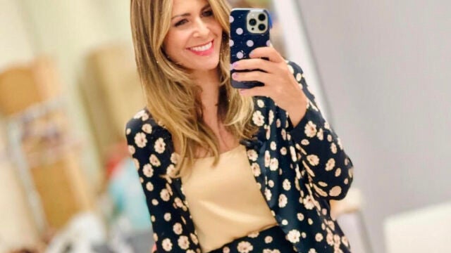 Nuria Roca con traje de flores.