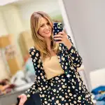 Nuria Roca con traje de flores.