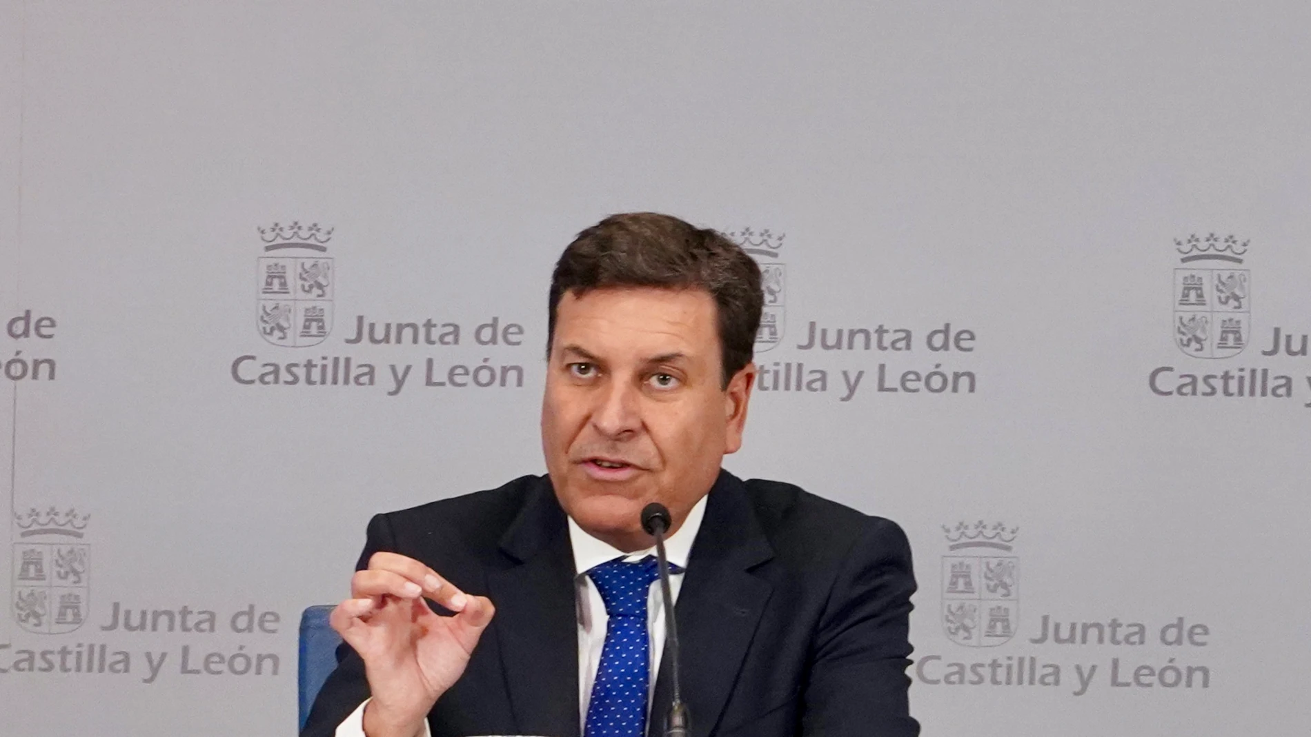 El consejero de Economía y Hacienda y portavoz, Carlos Fernández Carriedo, comparece en rueda de prensa posterior al Consejo de Gobierno