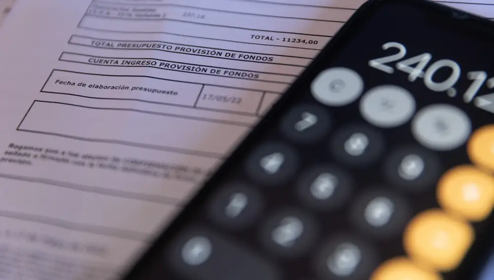 Una calculadora y una escritura de compraventa de una hipoteca