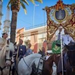 El simpecado de la Hermandad Matriz de Almonte antes de iniciar el camino este miércoles. HERMANDAD MATRIZ DE ALMONTE
