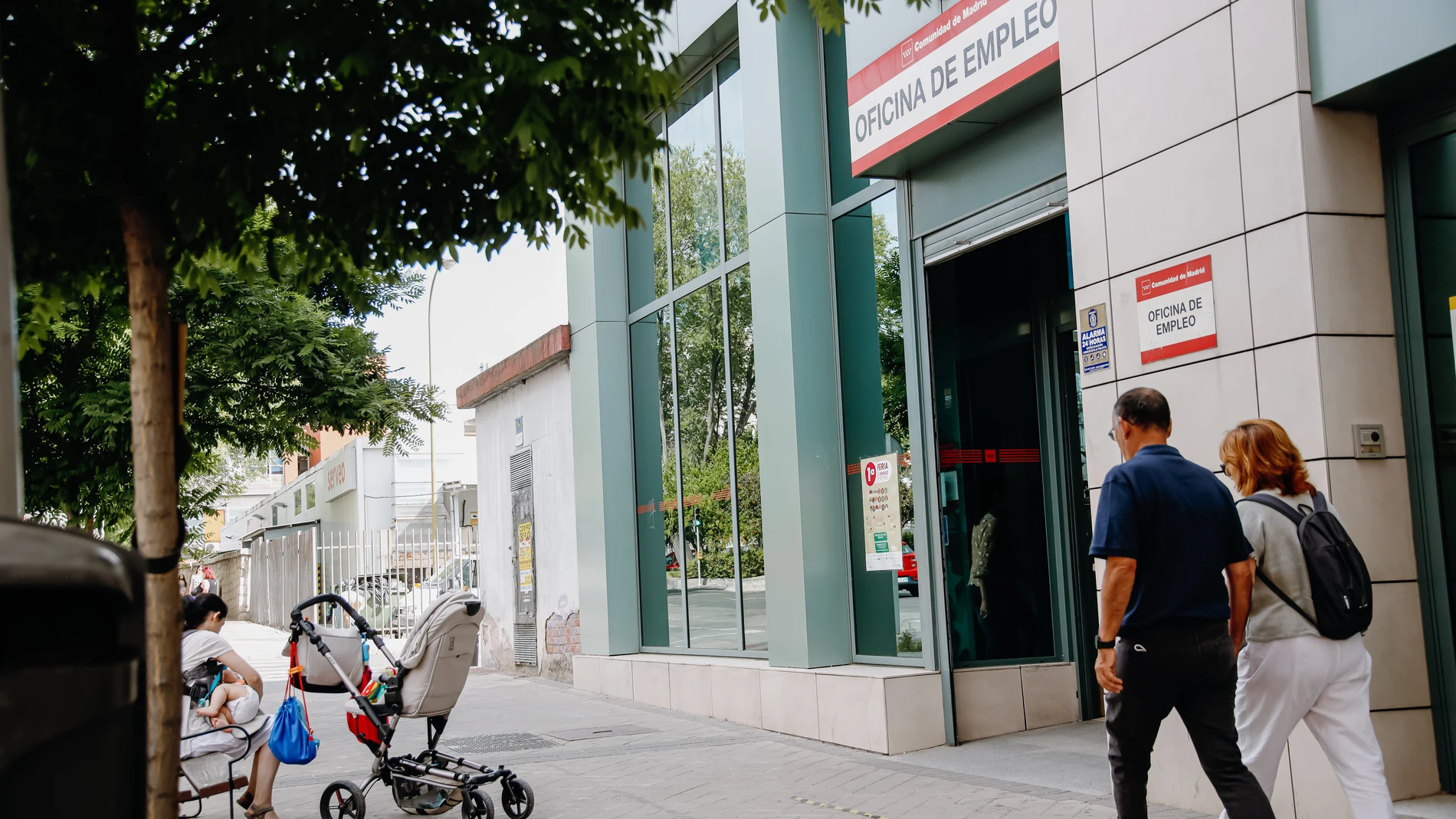 Dos personas pasan por delante de una oficina del Servicio Público de Empleo Estatal (Sepe), a 2 de junio de 2022, en Madrid (España)