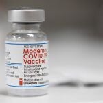 Imagen de un vial de la vacuna de Moderna contra la Covid-19