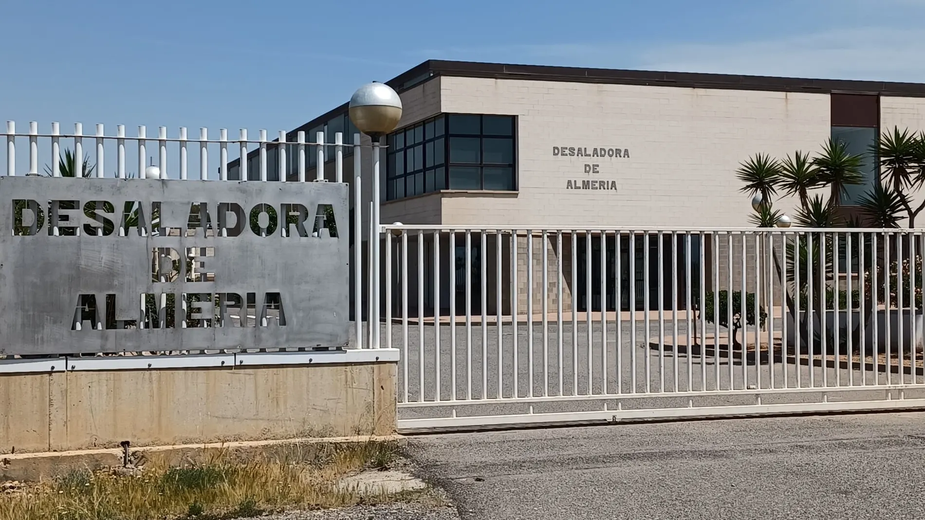 Fachada de la desaladora de Almería