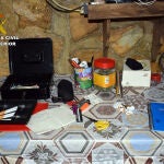 Se ha incautado marihuana y hachís, objetos relacionados con el tráfico de drogas, así como maquinaria y herramienta de dudosa procedencia